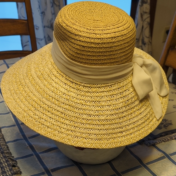 Elegant Beige Sun Hat with Ribbon - Picture 1 of 6